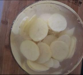 土豆片冷水浸泡，去除淀粉。