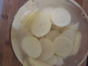 土豆片冷水浸泡，去除淀粉。