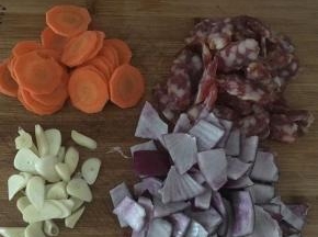 胡萝卜，腊肠，洋葱，大蒜切片。