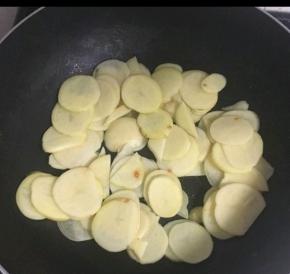 土豆片放入油锅中煎至两面微焦。