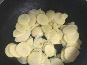 土豆片放入油锅中煎至两面微焦。