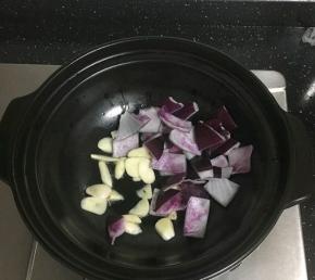 砂锅凉油，放入大蒜和洋葱煸香。