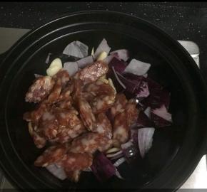 放入腊肠翻炒，炒至变色。