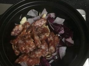 放入腊肠翻炒，炒至变色。