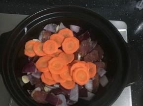 加入胡萝卜翻炒。