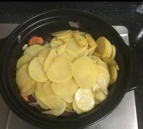 加入煎好的土豆片。