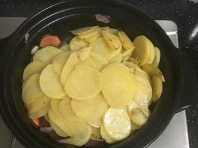 加入煎好的土豆片。