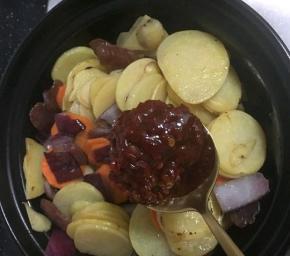 加入一勺豆辨酱，翻炒均匀。焖三到五分钟。即可。
