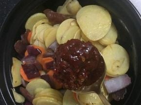 加入一勺豆辨酱，翻炒均匀。焖三到五分钟。即可。