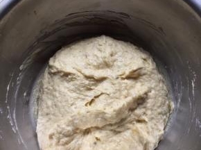 搅至看不到干面粉，模具刷油，倒入模具，至八分满，震出气泡；