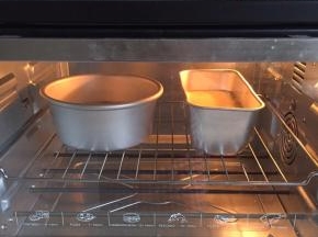 模具放入预热好的烤箱中下层，170度烤50分钟，烘烤20分钟时拿出用利刀在蛋糕表面划一道口子，放入烤箱再烤30分钟，用牙签扎一下没有面糊粘在牙签上，说明烤好了；