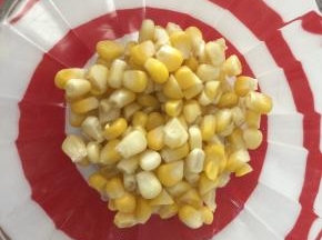 取一干净大碗，先放入蒸熟了的玉米粒