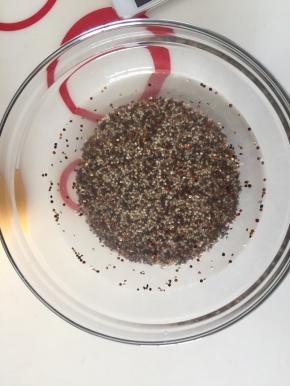 三色藜麦洗一下，用水泡30分钟