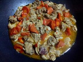 压好的鸭肉再倒入炒锅中。