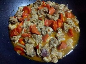 压好的鸭肉再倒入炒锅中。