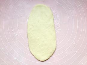 分成四份，取一个擀成长舌状。