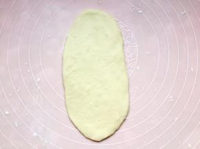 分成四份，取一个擀成长舌状。