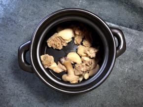 准备一个煲将鸭块放入煲中