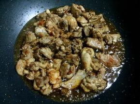 加入适量豆瓣酱炒出香味。