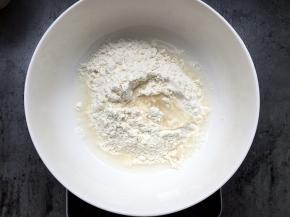 将面粉加入温水搅匀揉成面团。