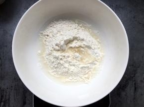 将面粉加入温水搅匀揉成面团。