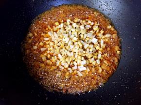 放入竹笋翻炒一分钟。