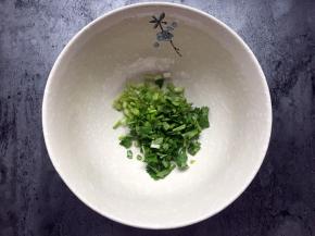 切小段放入碗中。