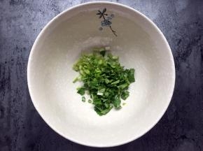 切小段放入碗中。