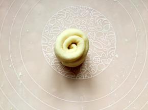 从底部卷起来。