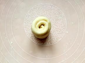 从底部卷起来。