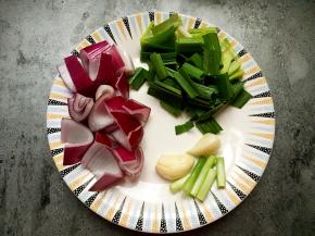 配菜切好如图。