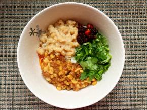 摆上肉酱、耙豌豆、小葱、香菜再来一勺老干妈即可。