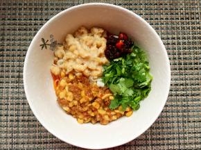 摆上肉酱、耙豌豆、小葱、香菜再来一勺老干妈即可。