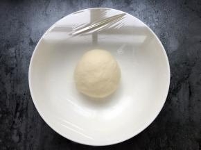 揉好的光滑的面团盖上保鲜膜放一边醒面半个小时。