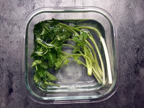 香菜、小葱洗净用盐水泡一下。