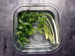 香菜、小葱洗净用盐水泡一下。