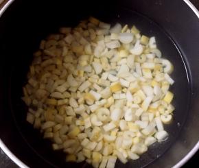 烧一锅水将竹笋焯一下捞出备用。