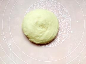 再按压成一个圆饼。