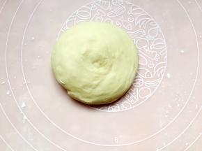 再按压成一个圆饼。