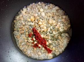 肉糜的油煸出一些后加入适量豆瓣酱翻炒出香味。