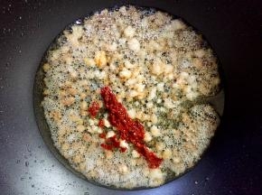 肉糜的油煸出一些后加入适量豆瓣酱翻炒出香味。
