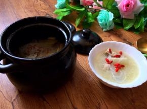 将粉丝汤装碗里趁热喝，可以撒上泡发后的苟记装饰一下