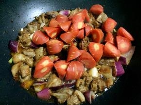 放入胡萝卜翻炒均匀。