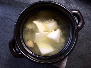 将萝卜放入熬好的鸭汤中小火炖煮20分钟