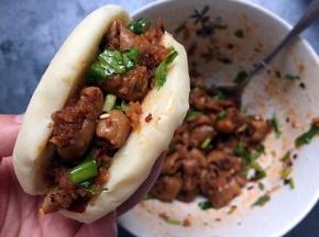 将饼子半切开夹一些拌好的粉蒸肉就可以了。