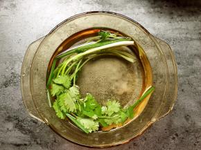 小葱、香菜洗净用盐水泡一下。