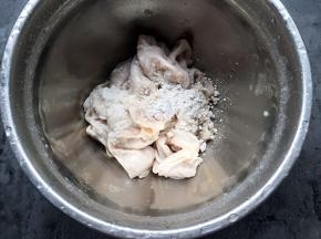 再加入适量的淀粉、料酒和盐抓洗净。