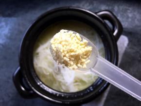 加入一勺盐，一勺鸡精调味小火炖煮10分钟即可