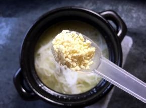 加入一勺盐，一勺鸡精调味小火炖煮10分钟即可