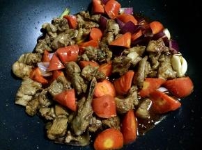 再加入适量盐、生抽和醋翻炒均匀。